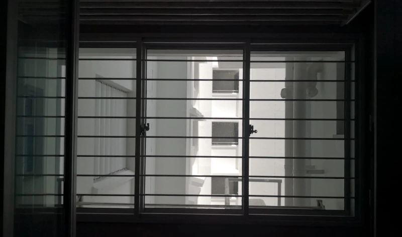 Service Yard Window with WS306 round tube grille